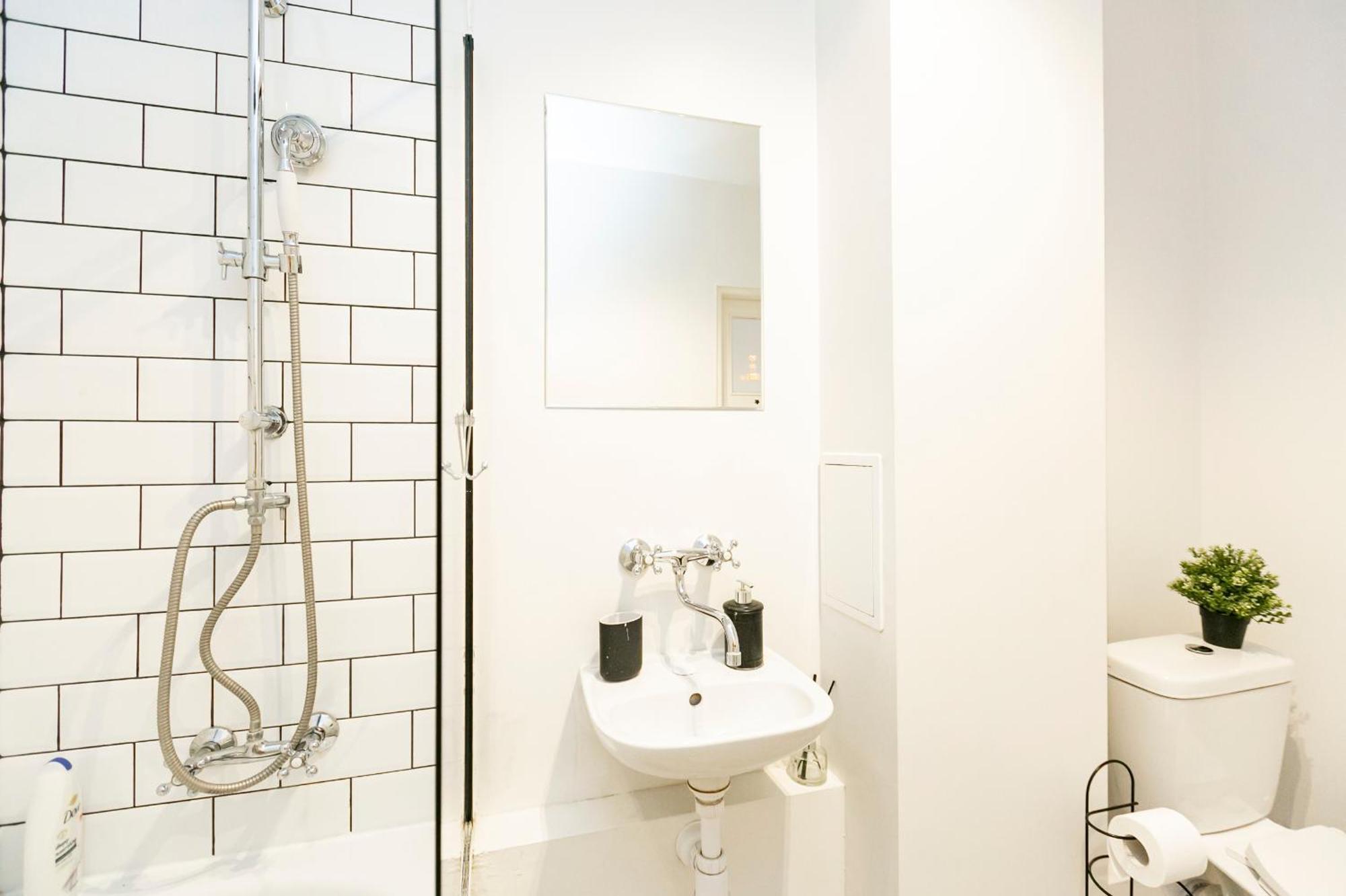 Nowogrodzka 78 - Apartament Dla 4 Osob - 200M Od Szpitala Klinicznego Na Lindleya - 1Km Do Dworca Centralnego - Wifi - Smart Tv 45 Cali Varsovie Extérieur photo